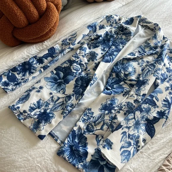 BooHoo Flower Blue & White 2 Piece Suit NWOT - Picture 7 of 8